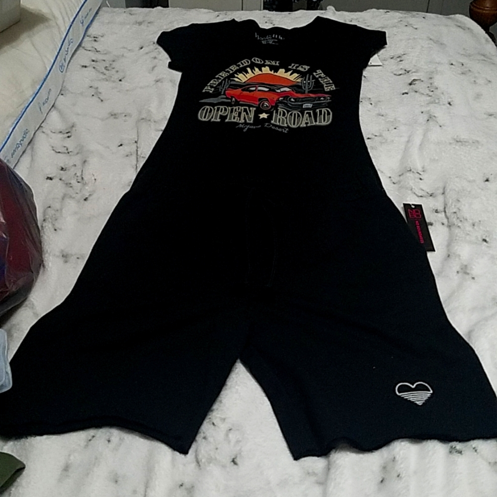 Bundle graphic t and no boundaries shorts w/ pockets siz xs 1